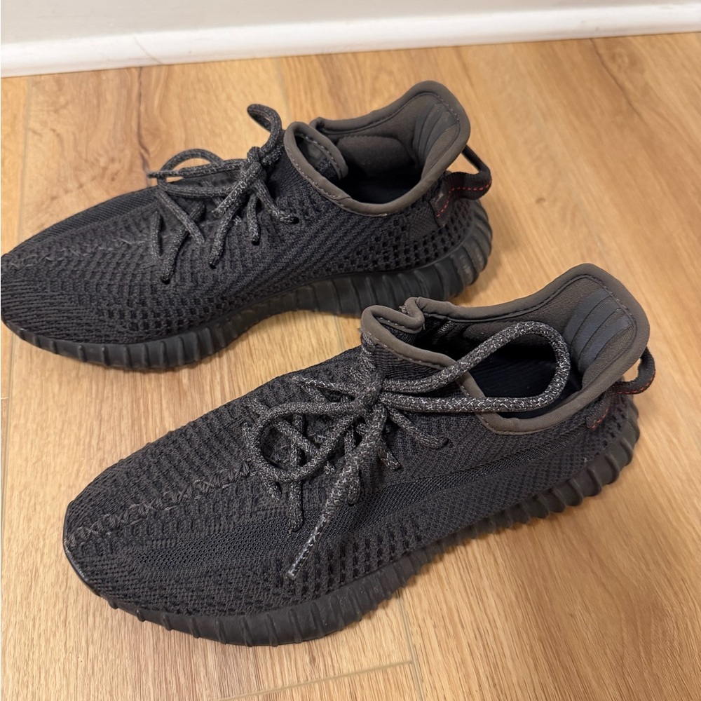 adidas YEZZY Male size 6 Black Knit Sneakers